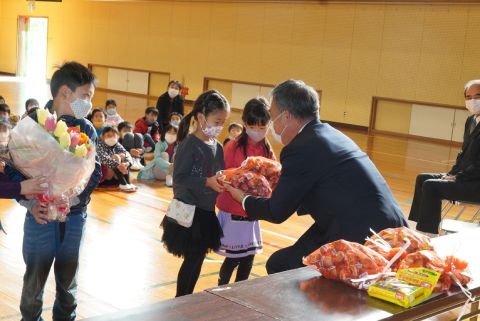 レインボープレゼントで 花の球根を贈呈する様子