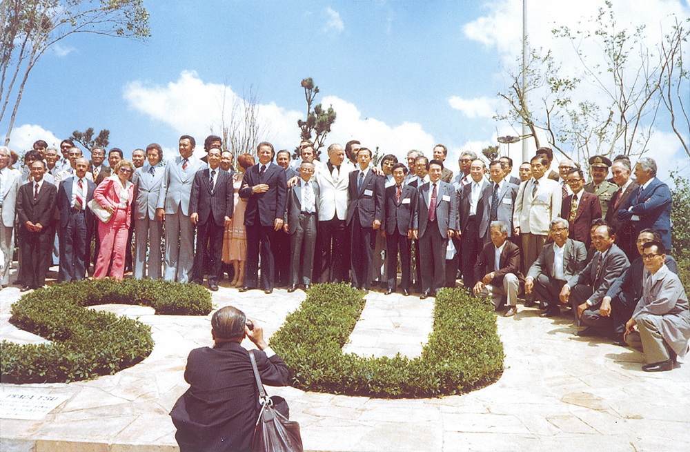 オザスコ市の津市記念公園で記念撮影(昭和55年10月)