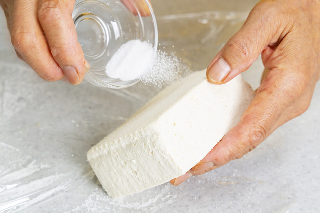 豆腐全体にまんべんなく塩をまぶして、30分置く。